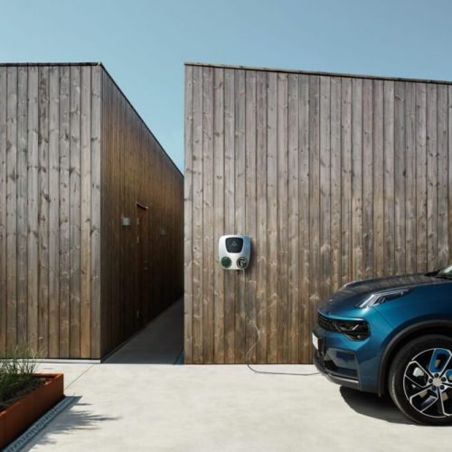 Elektriker installerar Charge Amps laddbox i Tyresö