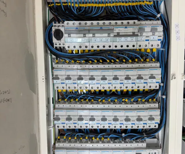 Elektriker installerar elcentral i villa i Tyresö
