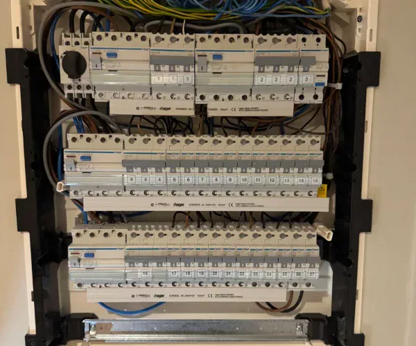 Elektriker installerar elcentral i bostad i Tyresö