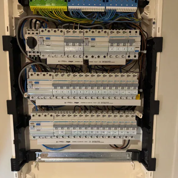 Elektriker installerar elcentral i bostad i Tyresö