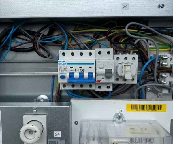 Elektriker felsöker elcentral i villa i Tyresö