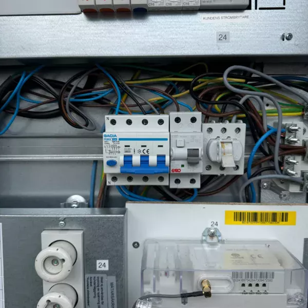 Elektriker felsöker elcentral i villa i Tyresö