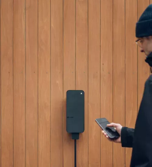 Amina S laddbox installerad på vägg i Tyresö