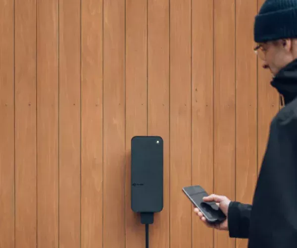 Amina S laddbox installerad på vägg i Tyresö