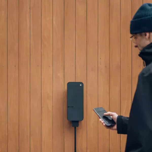 Amina S laddbox installerad på vägg i Tyresö