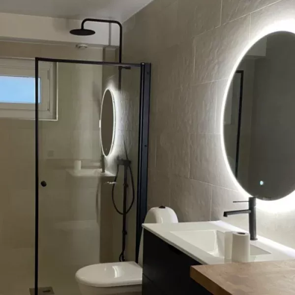 Elektriker installerar badrumsbelysning i Tyresö