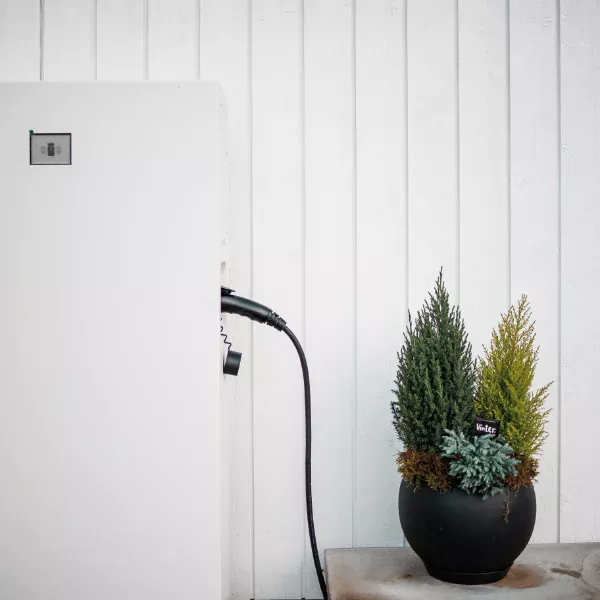 Närbild av installerat Emaldo hembatteri i Tyresö