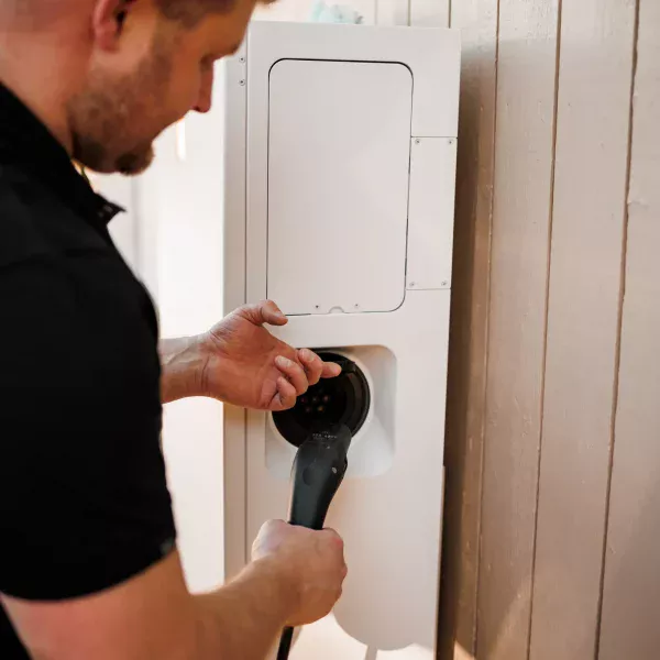 Elektriker installerar batteri för energilagring i Tyresö