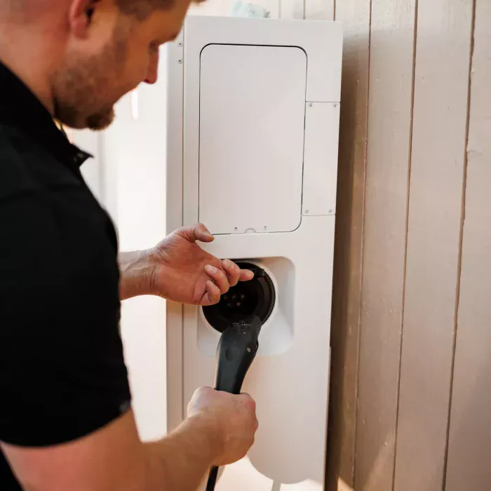 Elektriker installerar batteri för energilagring i Tyresö