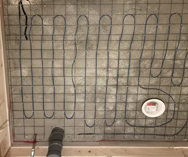 Detaljbild av golvvärme elinstallation i Tyresö