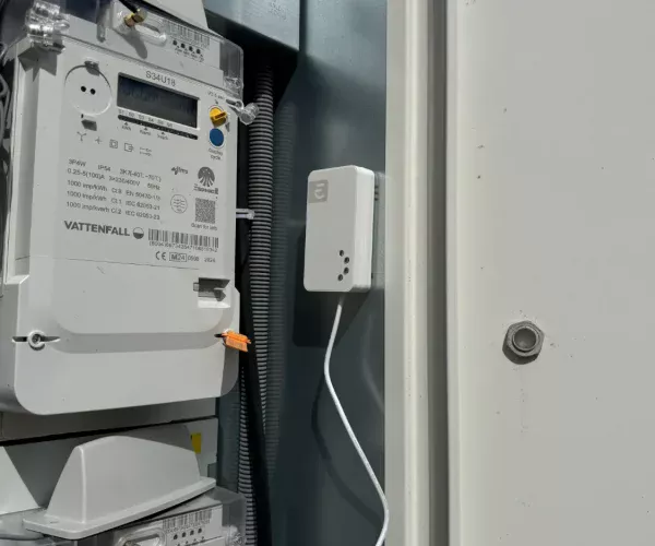 Elektriker installerar belysning i vardagsrum i Tyresö