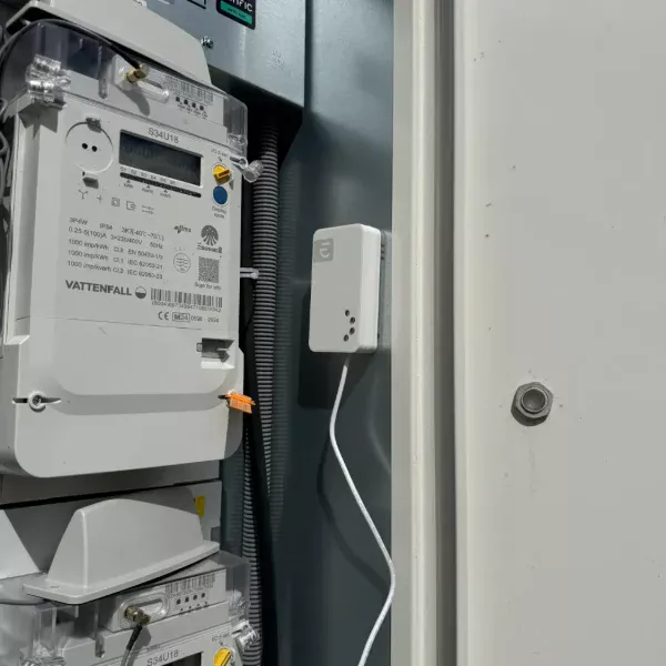 Elektriker installerar belysning i vardagsrum i Tyresö