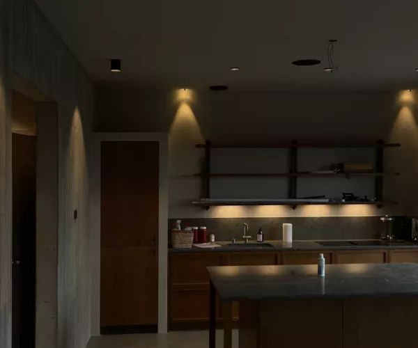 Elektriker installerar spotlights i kök i Tyresö