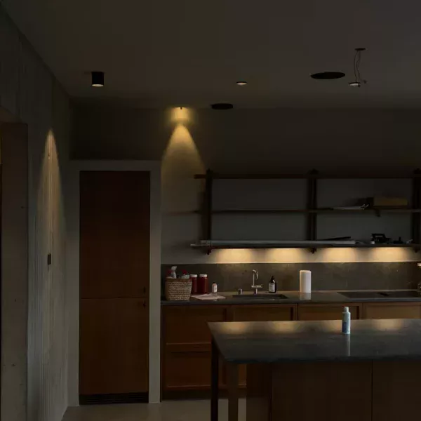 Elektriker installerar spotlights i kök i Tyresö
