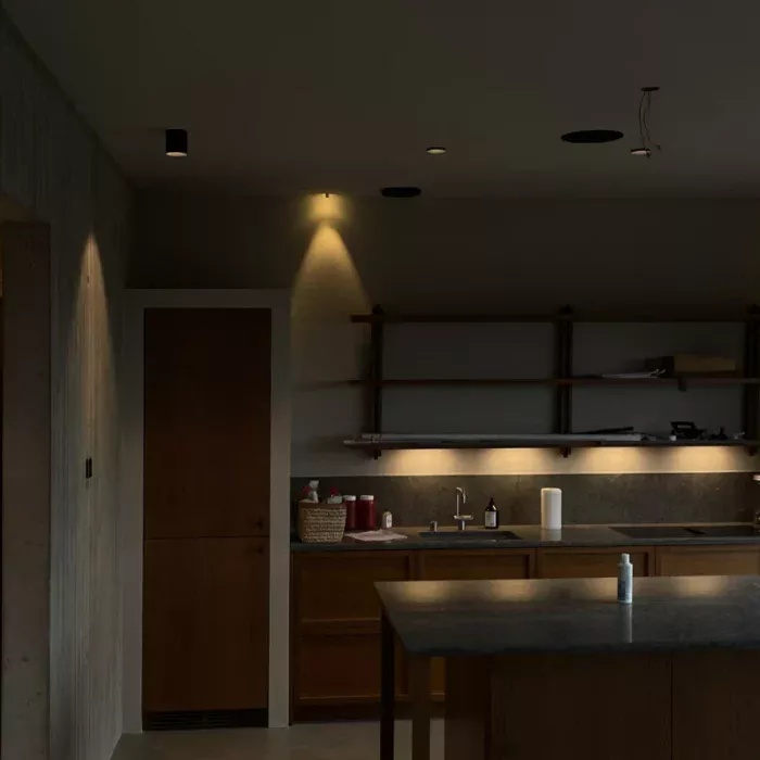 Elektriker installerar spotlights i kök i Tyresö